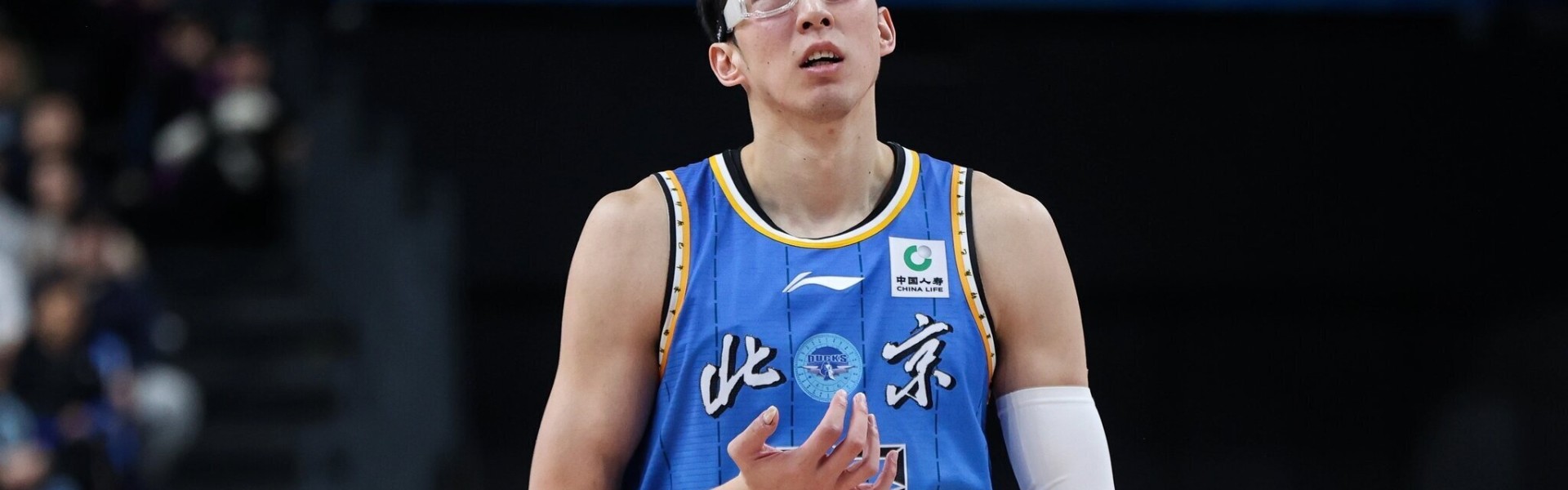 九游体育-进攻欲很低！周琦全场仅出手4次&amp;命中3球 得到7分8篮板2助攻