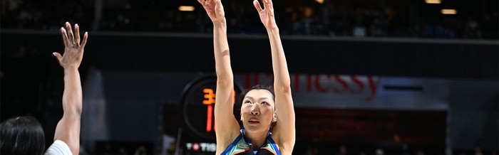 大胜31分！中国女篮26岁2米07中锋首秀砍8分：辅佐两大MVP冲冠|韩旭|纽约|纽约自由人|范洛|三分球_新浪体育_新浪新闻